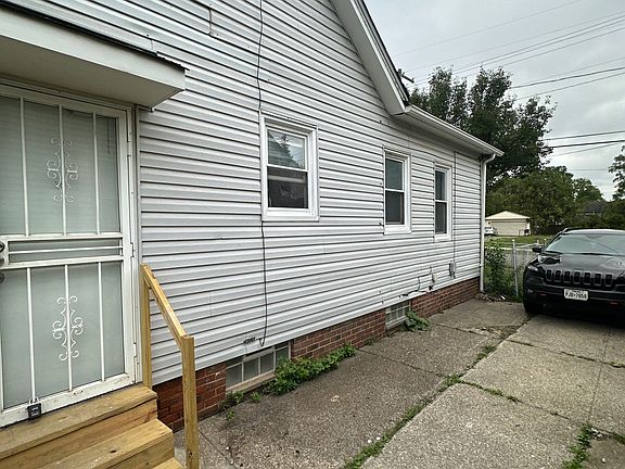 4th image of 9715 Elizabeth Ave #1