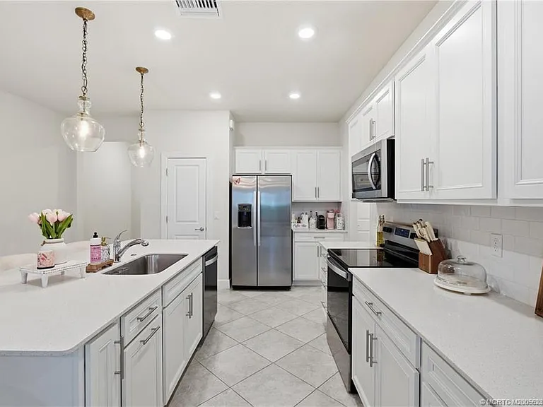 1871 SE Tarni Way — Photo 8
