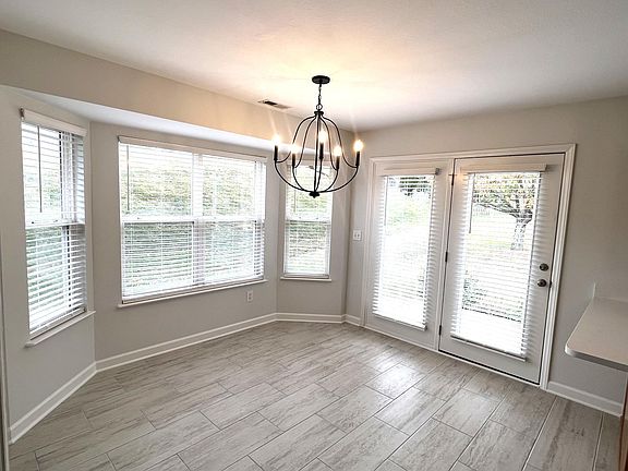 Large Eat-In Kitchen