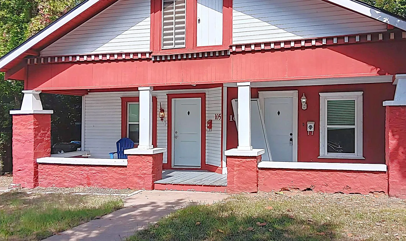 Quaint Craftsman style One Bedroom, One Bath half duplex. — Photo 1