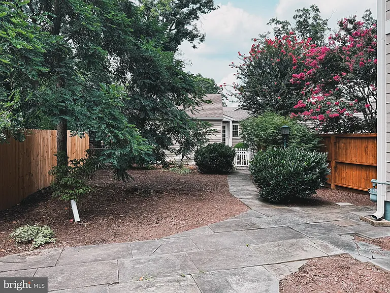 1138 S Harrison St — Photo 23