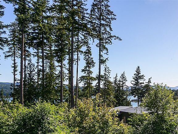 The lake view is more expansive then picture shows!