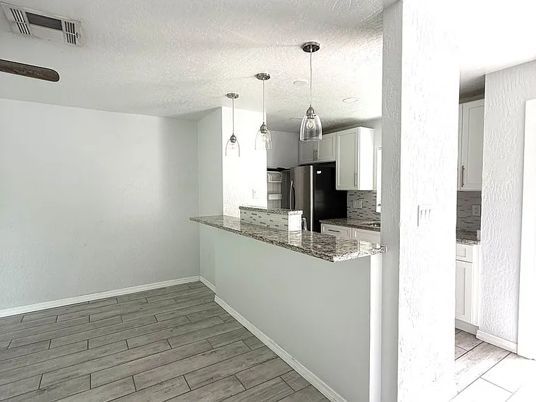 2041 Agora — Photo 17