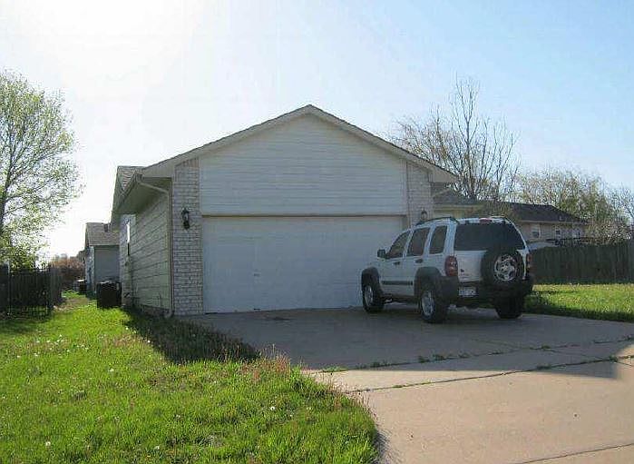 2nd image of 1932 S Honeytree Cir