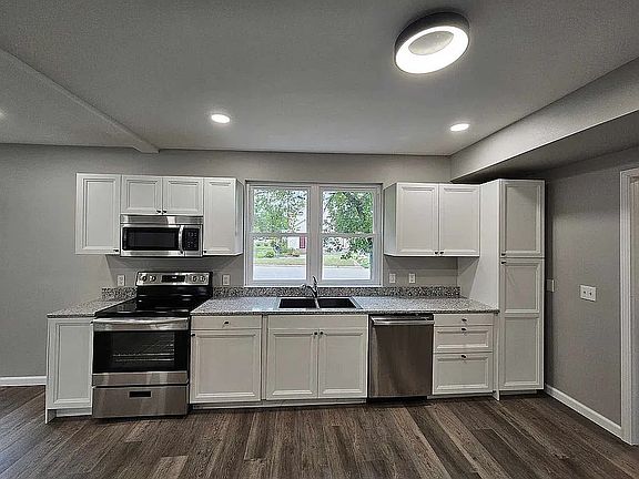 4th image of 103 S Sheyenne St