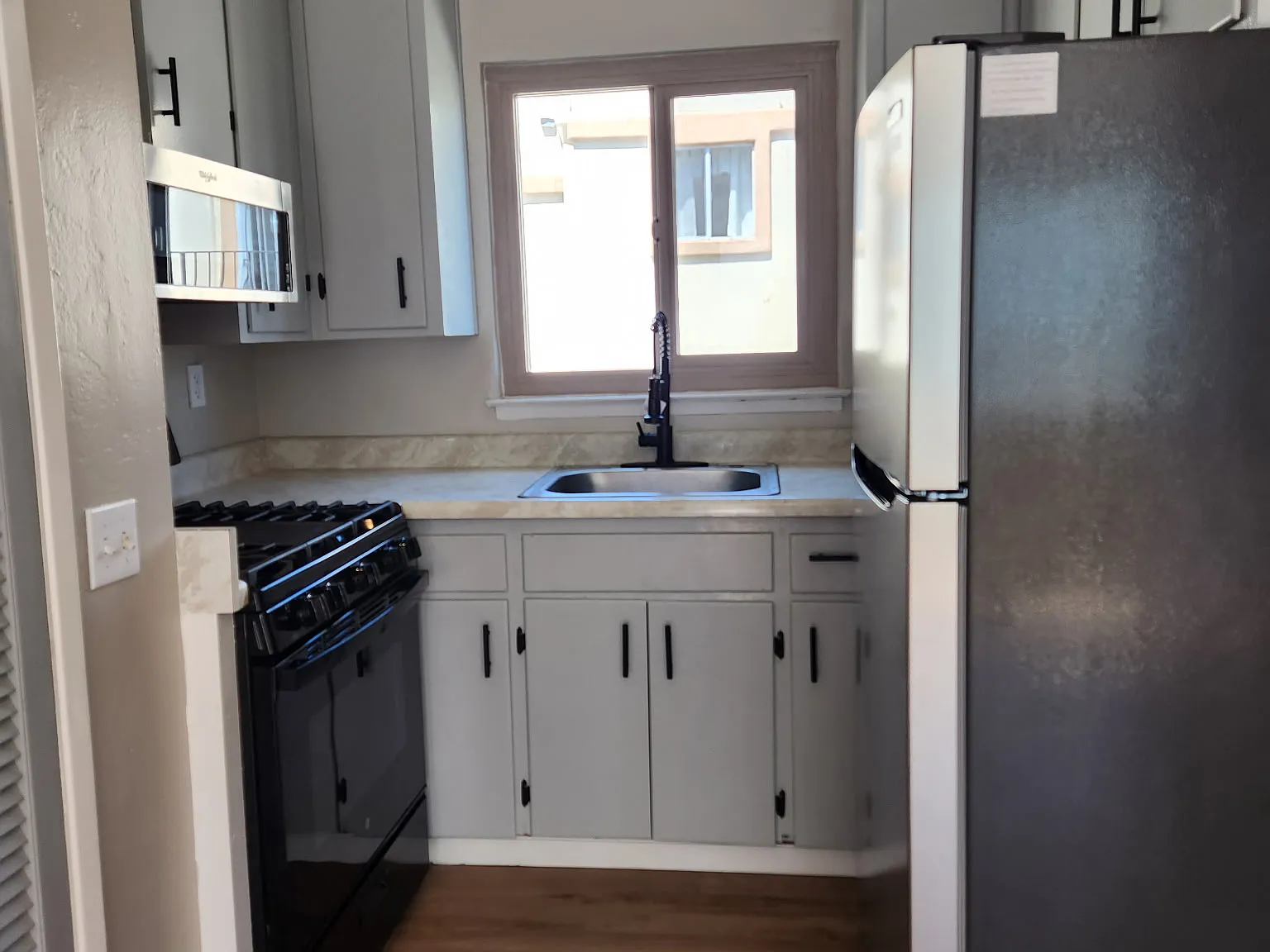 2 bed, 770 sqft, $3,300 — Photo 2