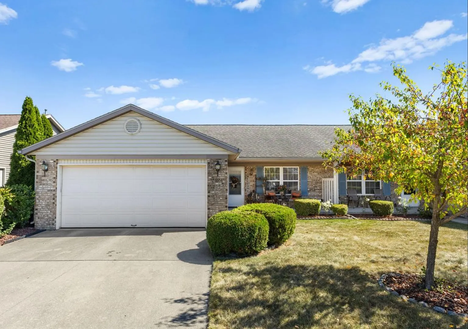 3 bed, 1185 sqft, $1,640 — Photo 1