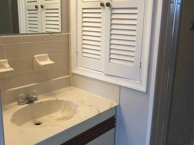 131 Caernarvon Ct — Photo 37