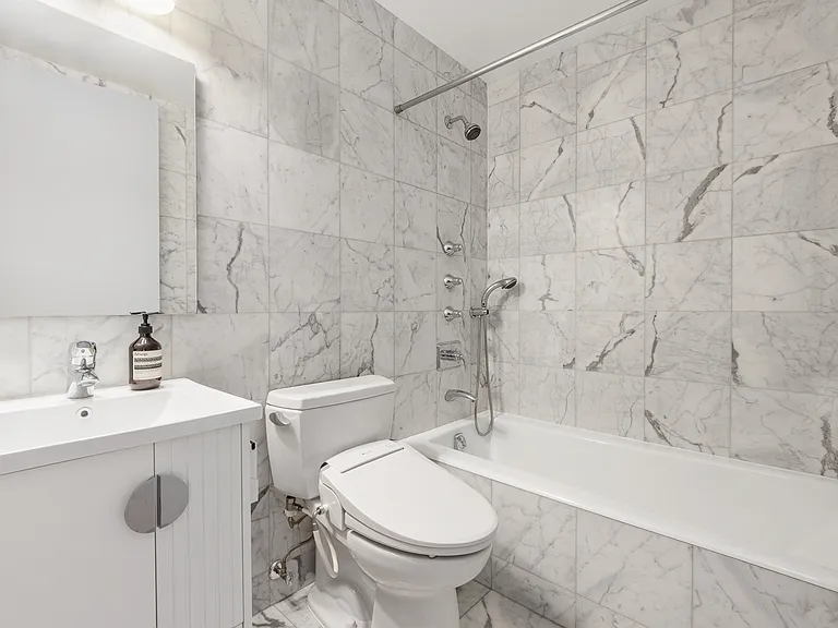 82 University Pl #7 — Photo 12