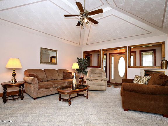 Great rm w/vaulted ceiling