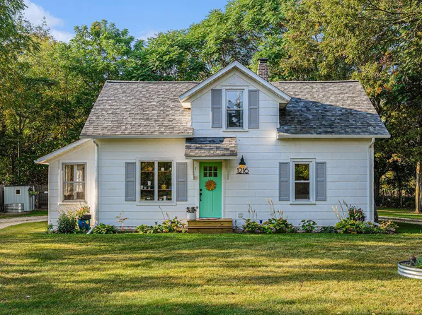 1216 Miller Rd, Plainwell, MI 49080