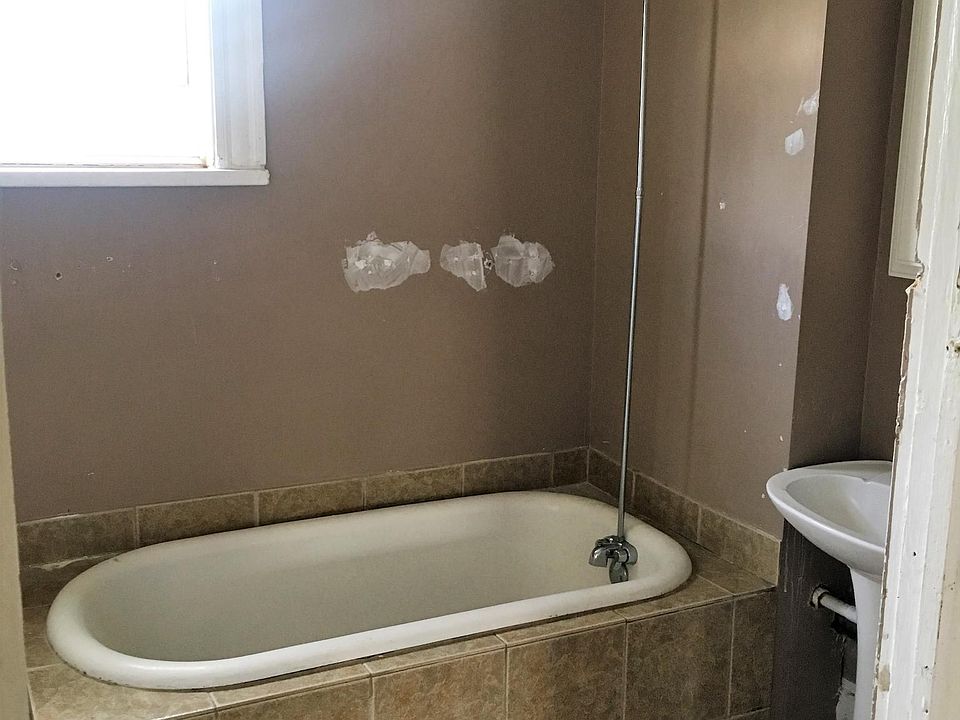 2nd image of 921 Ballantyne Rd #2