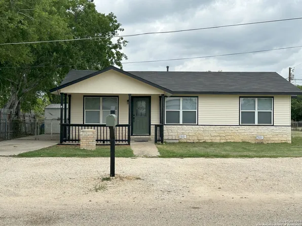 819 Commerce, Jourdanton, TX 78026