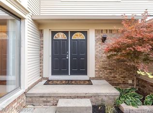 6912 Pebblecreek Woods Dr, West Bloomfield, MI 48322