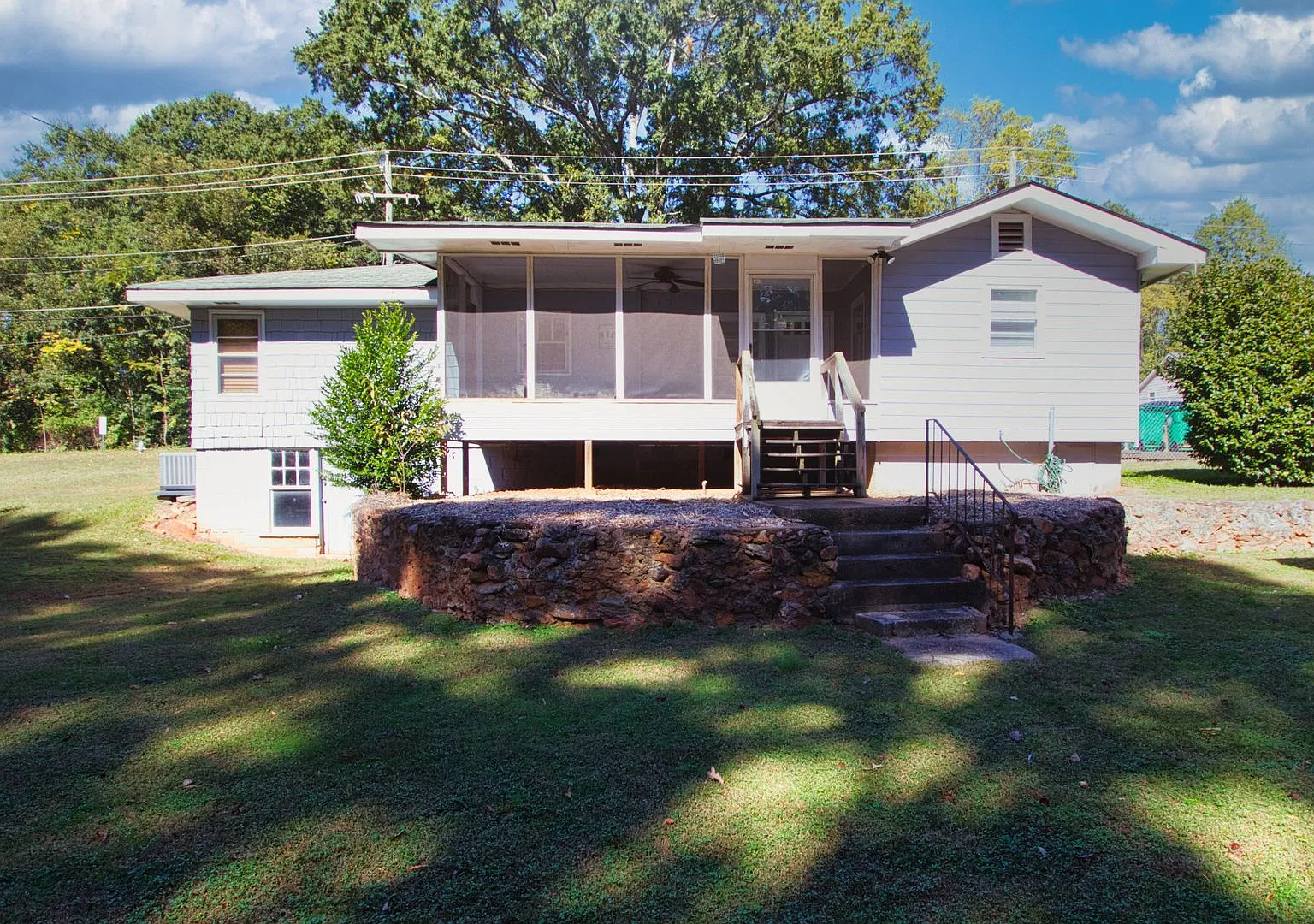 Available Now! 2-Bedroom 2-Bathroom Bungalow — Photo 3