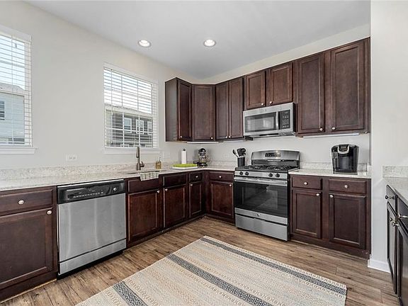 Beautiful Upgraded Kitchen with Granite countertops, Gas Stove, Stainless Steel appliances