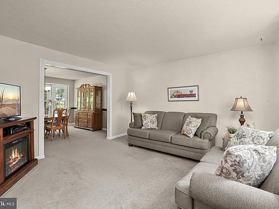 2nd image of 729 Sunnyfield Ln