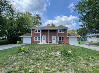 121 Roberts Rd, Dousman, WI 53118