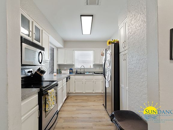 5th image of 372 Canterbury Cir