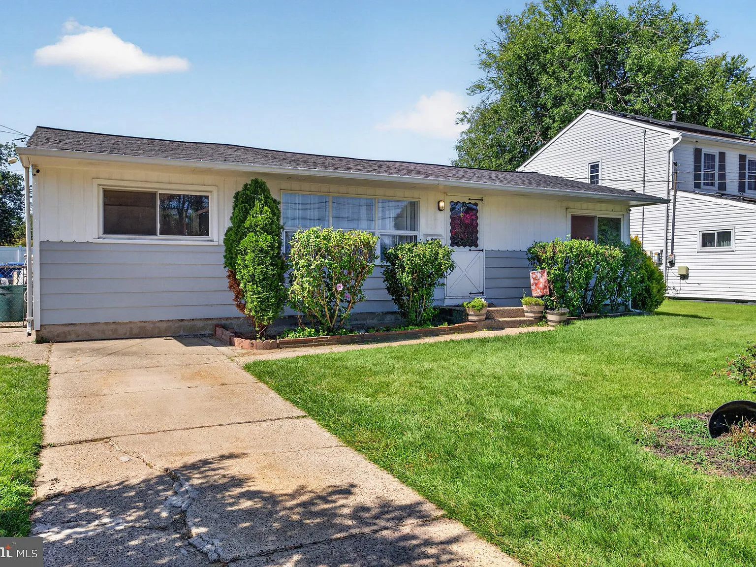 3 bed, 1.0 bath, 1134 sqft, $2,400 — Photo 2