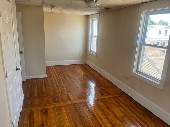 2nd image of 11 Floral St Floor 2