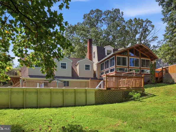 678 209th St, Pasadena, MD 21122