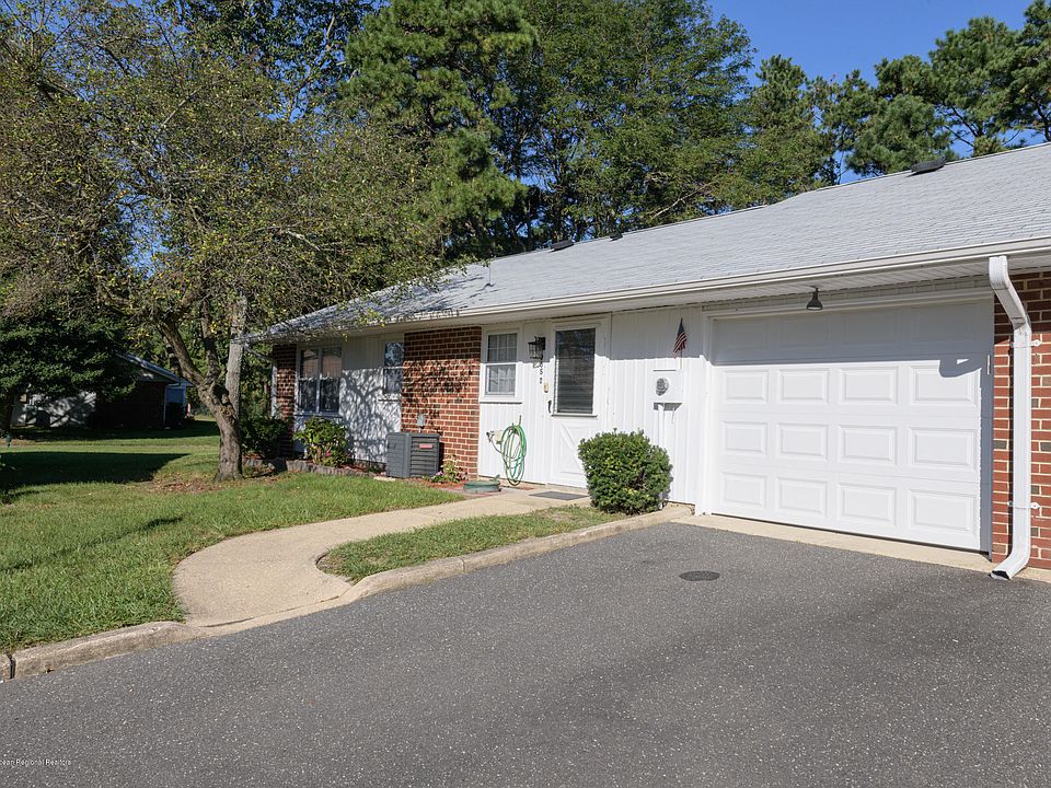 1st image of 985D Aberdeen Dr #1004