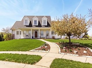 6404 Woodland Ct, Davenport, IA 52807