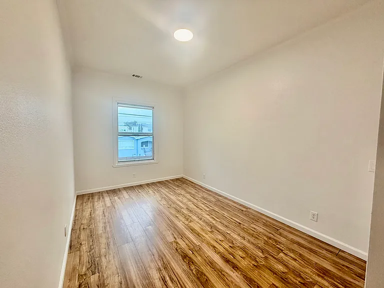 462 Milton Ave — Photo 5