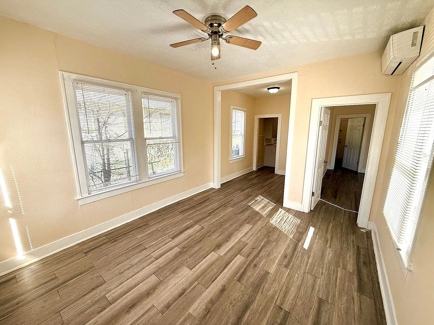 *Move In Special* Charming Duplex With Fenced Yard Minutes From St. Philip's College! — Photo 2