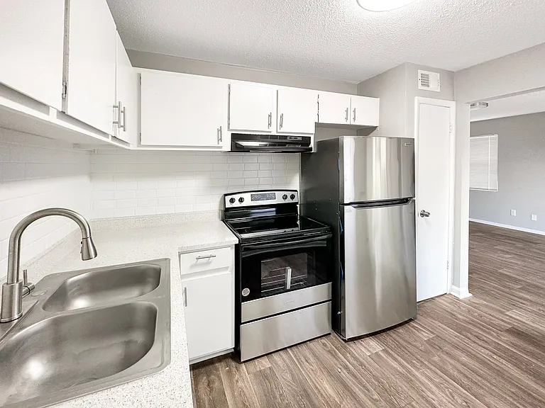 Valley Creek Apartments — Photo 9