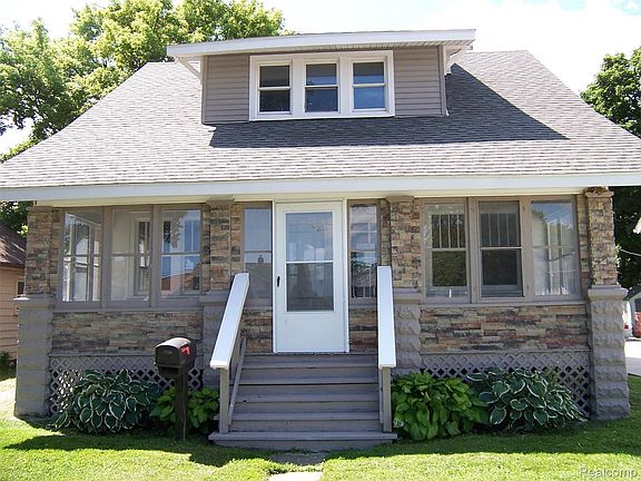 3rd image of 1518 Carleton St