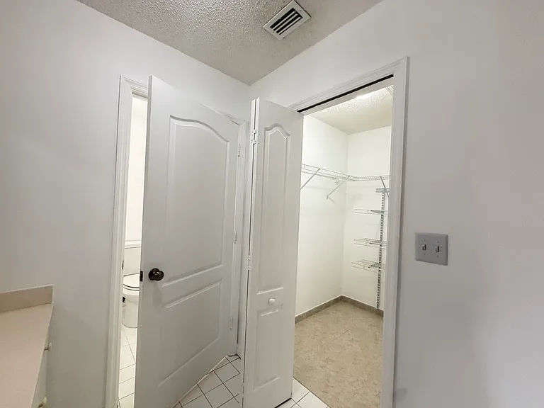 2553 W 76th St #202 — Photo 15