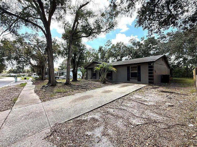 5 bed, 2.0 bath, 1400 sqft, $2,295 — Photo 4