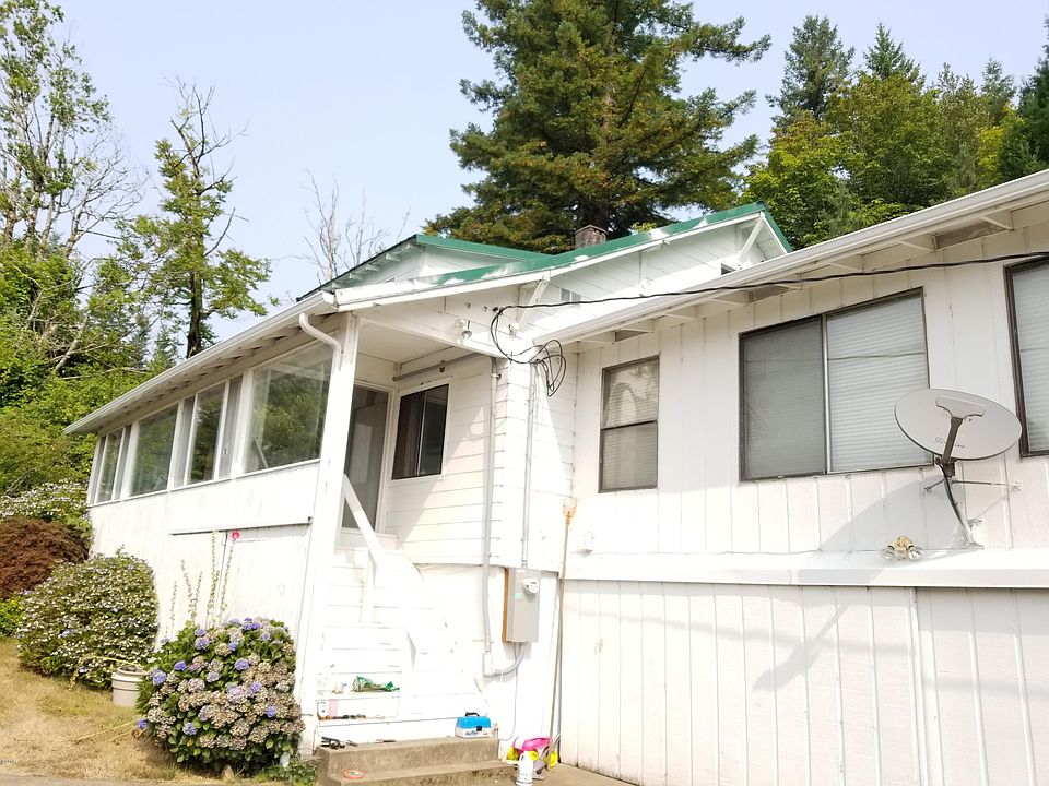 2nd image of 590 NE Beech St
