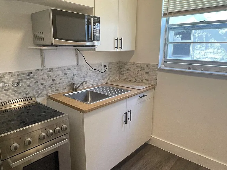 1043 NW 2nd St #9 — Photo 2