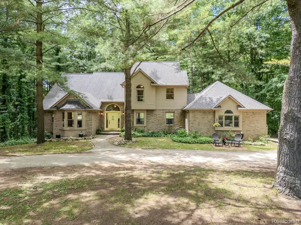 573 Nakomis Trl, Lake Orion, MI 48362