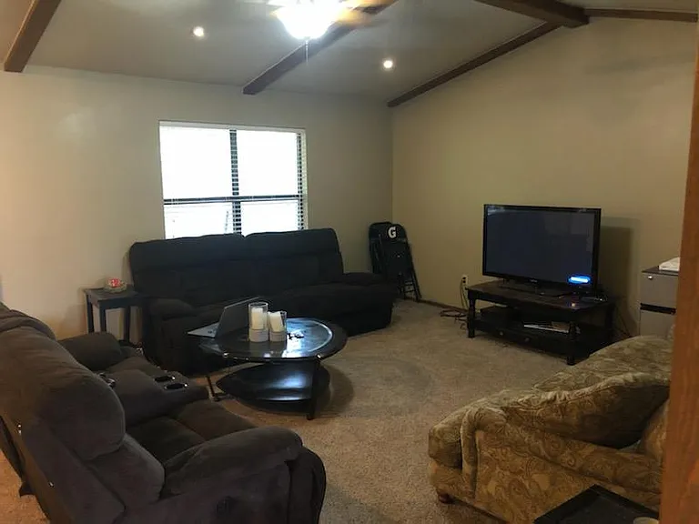 2118 N Crescent Dr — Photo 3