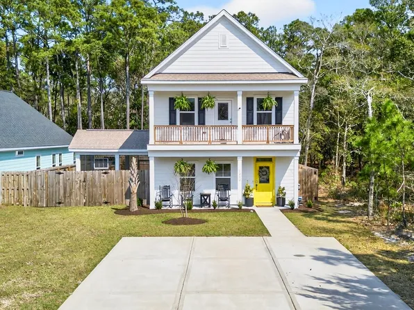 1212 N Caswell Avenue, Southport, NC 28461