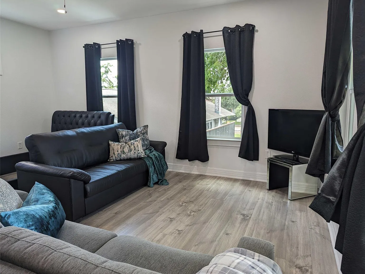 1 bed, 1.0 bath, 468 sqft, $1,290 — Photo 2