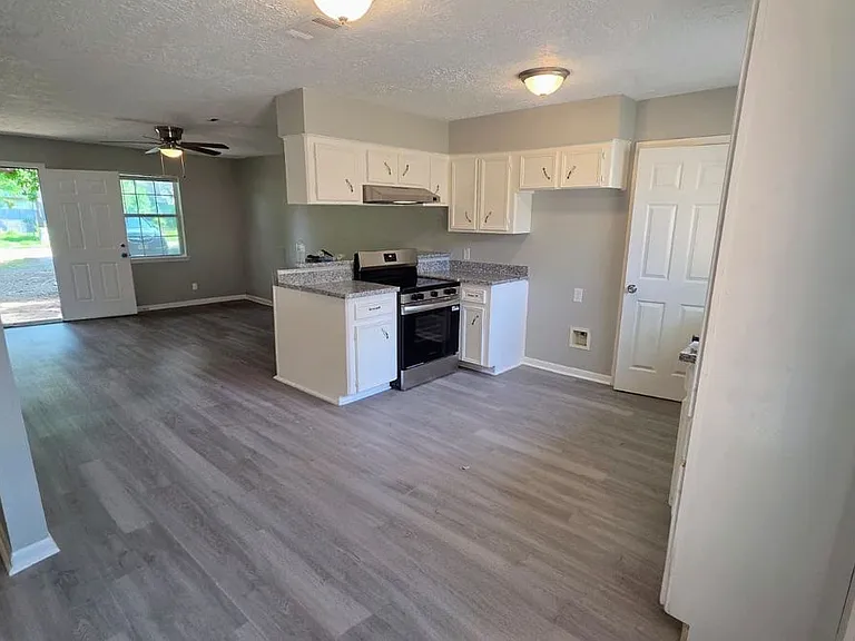 11823 Stonehedge Dr — Photo 3