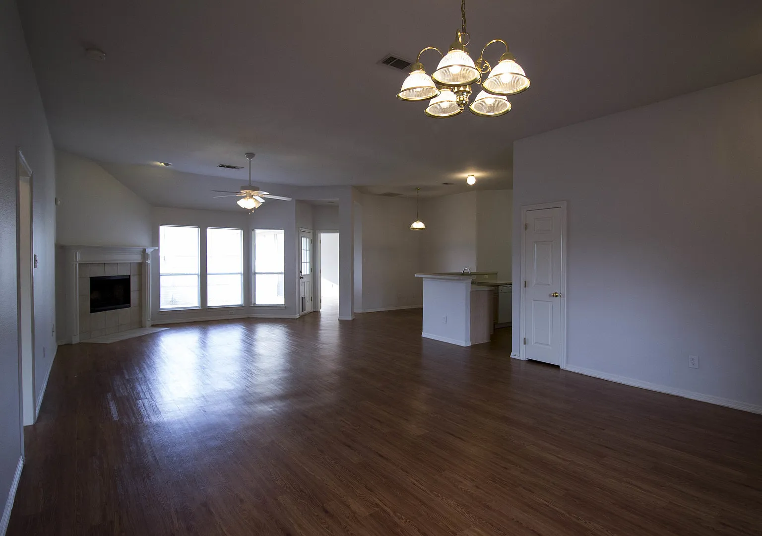 Awesome Home-Great Location — Photo 3