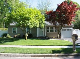 31 Columbus Ave, Kings Park, NY 11754