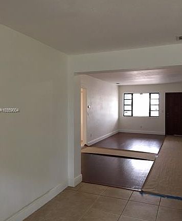 4th image of 820 NE 135th St