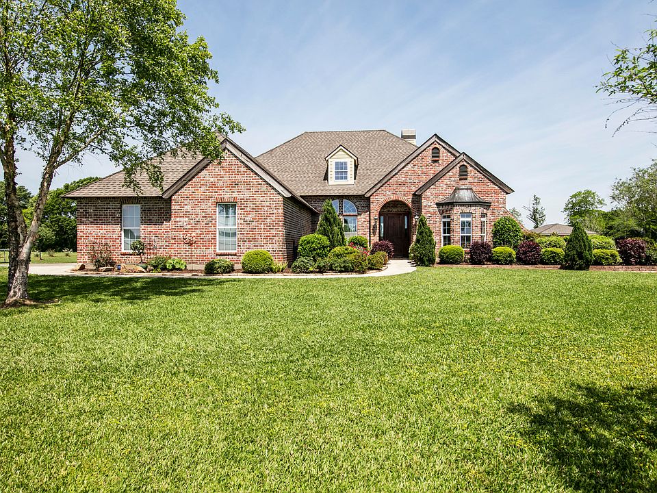1st image of 156 Fountainbleau Dr