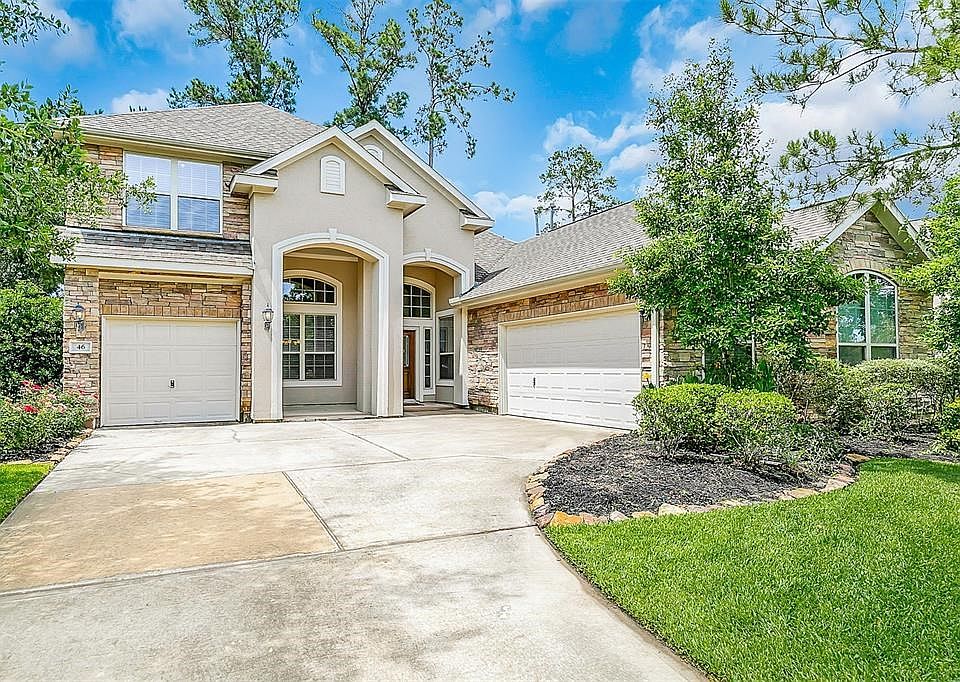 Welcome to 46 N Rocky Point Circle in gorgeous Creekside The Woodlands!