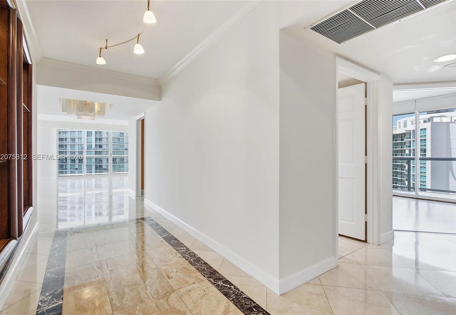 Oceania V Condo — Photo 3