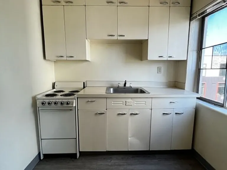 Eugene Manor Apartments — Photo 8