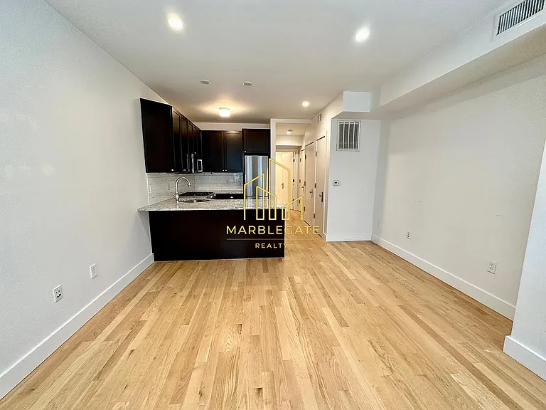 323 Park Ave #11 — Photo 6