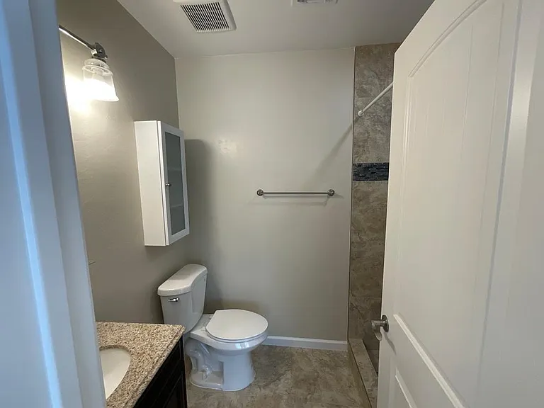 1214 E Elm St — Photo 17